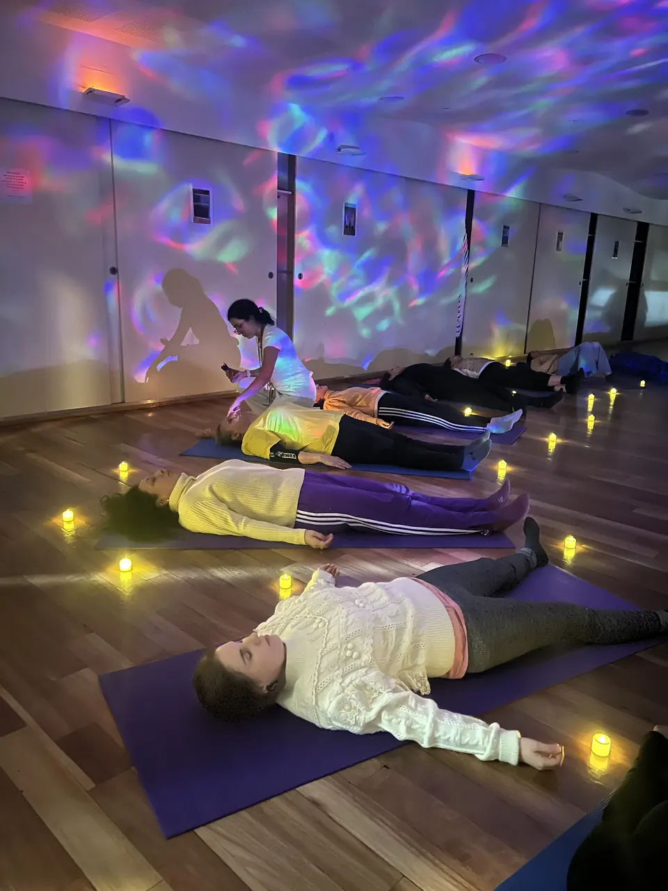 Práctica de respiración y meditación en un encuentro de Swara Yoga