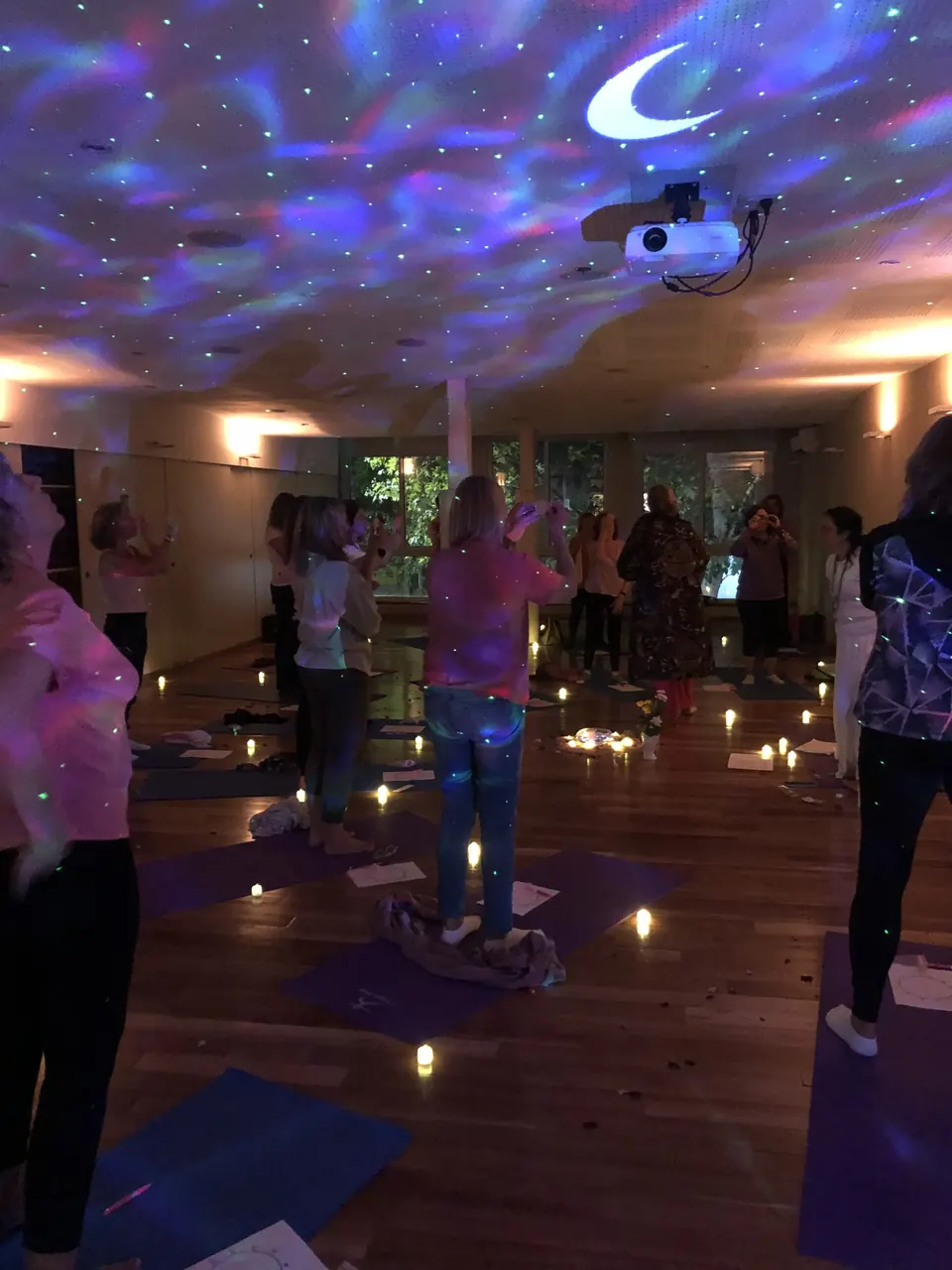 Círculo de práctica con luz y respiración consciente