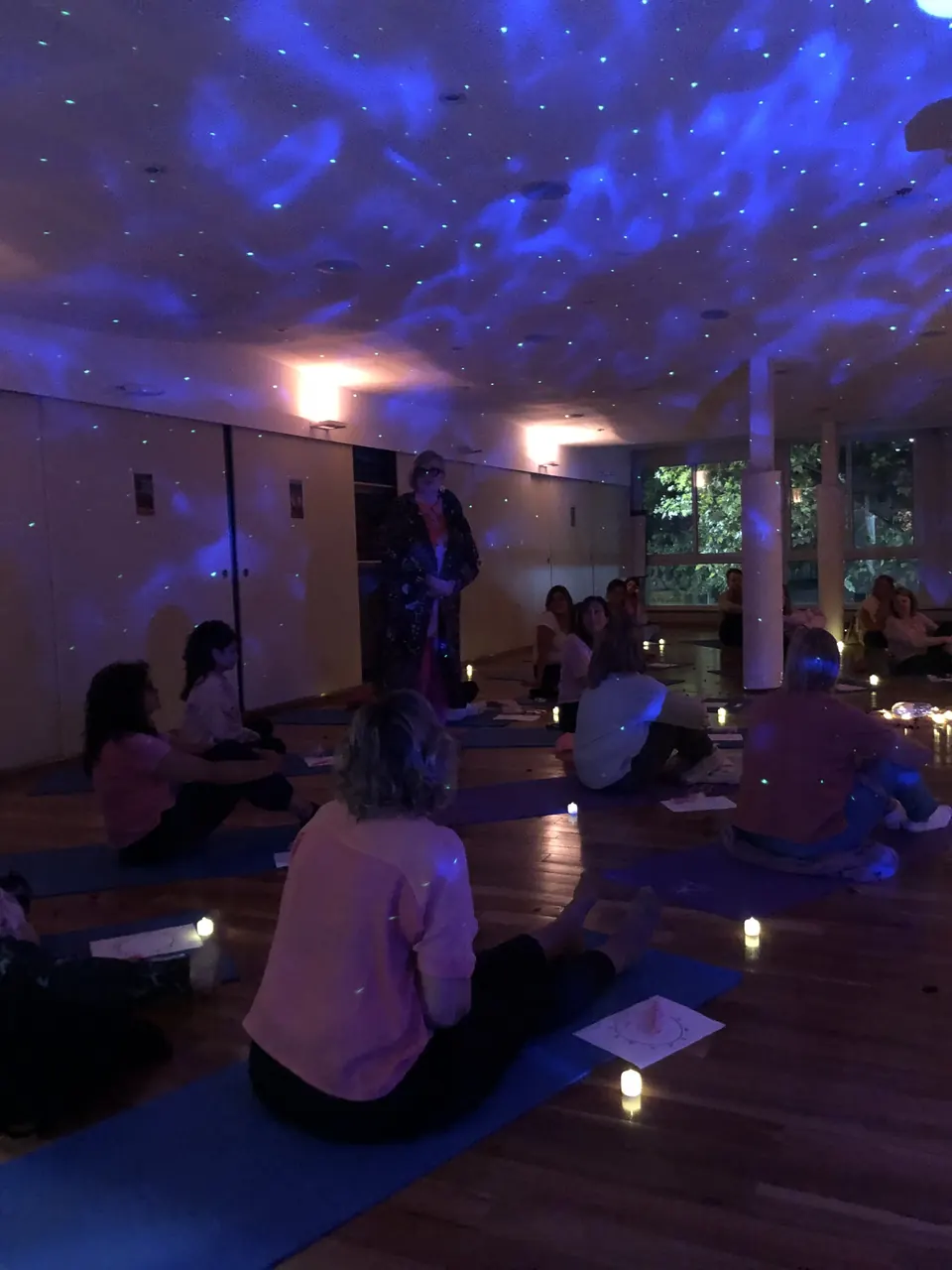 Práctica de relajación con velas en un espacio tranquilo