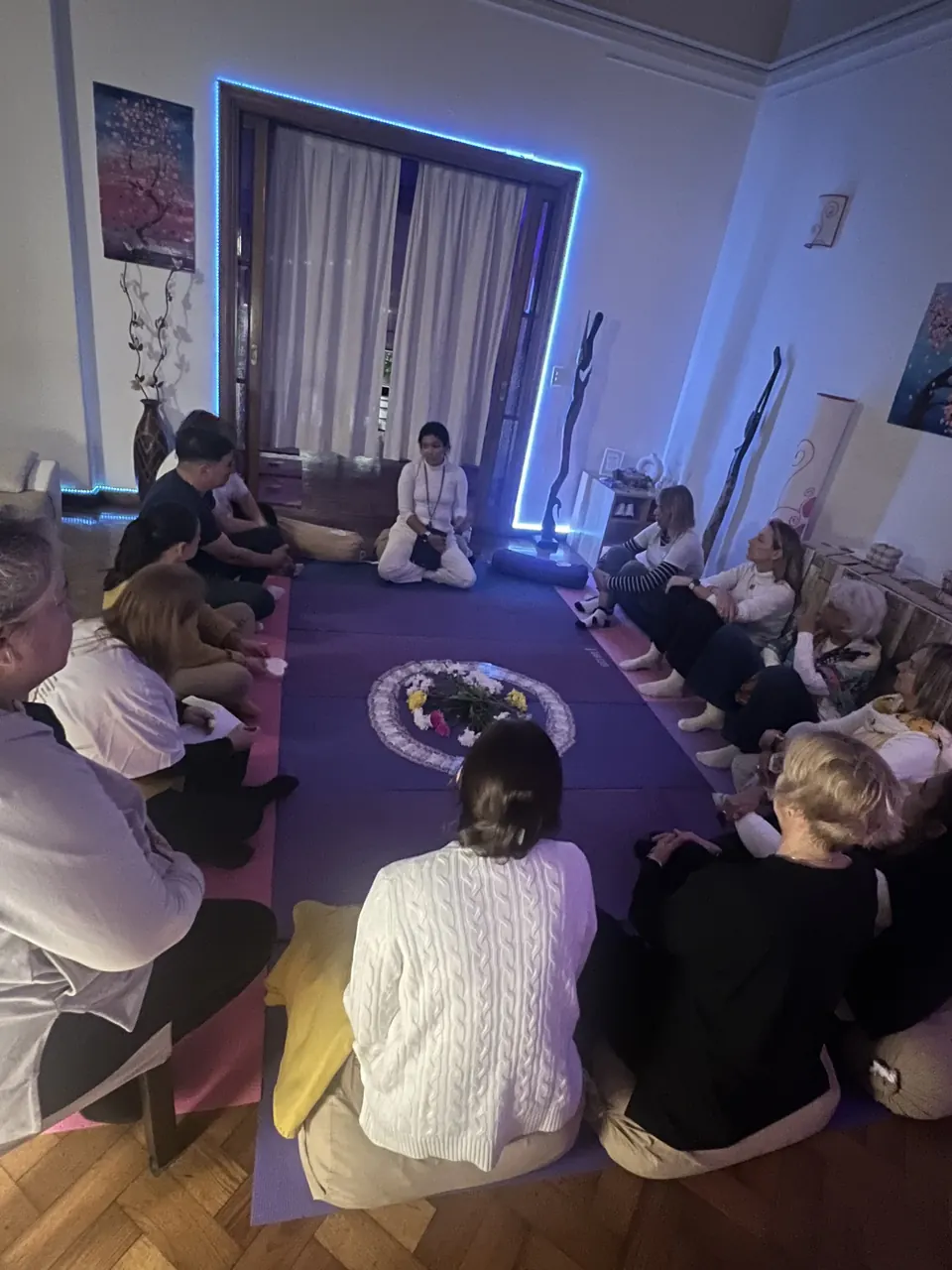 Práctica de Yoga Nidra en relajación guiada con velas