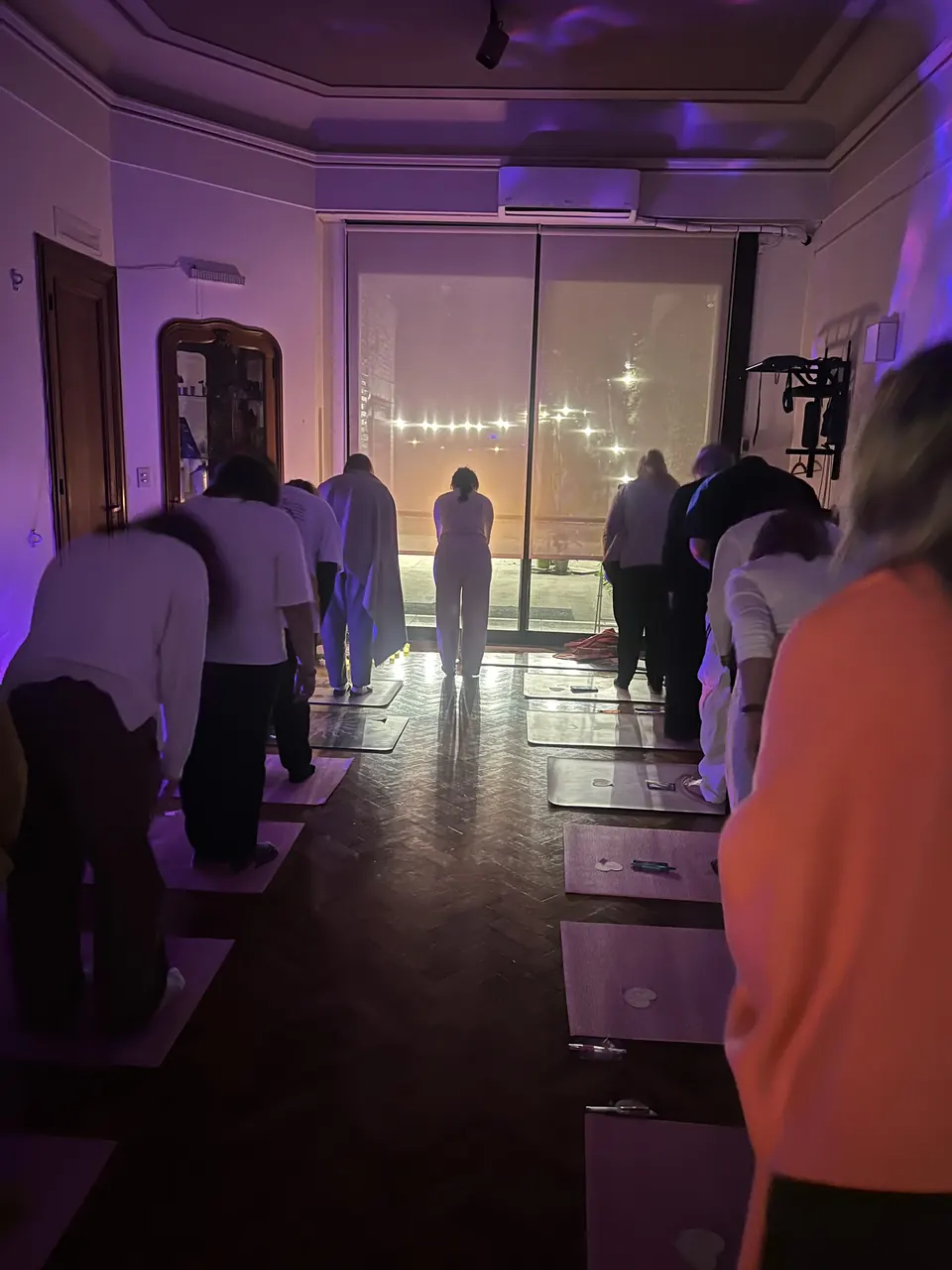 Clase de yoga y mindfulness en grupo reducido