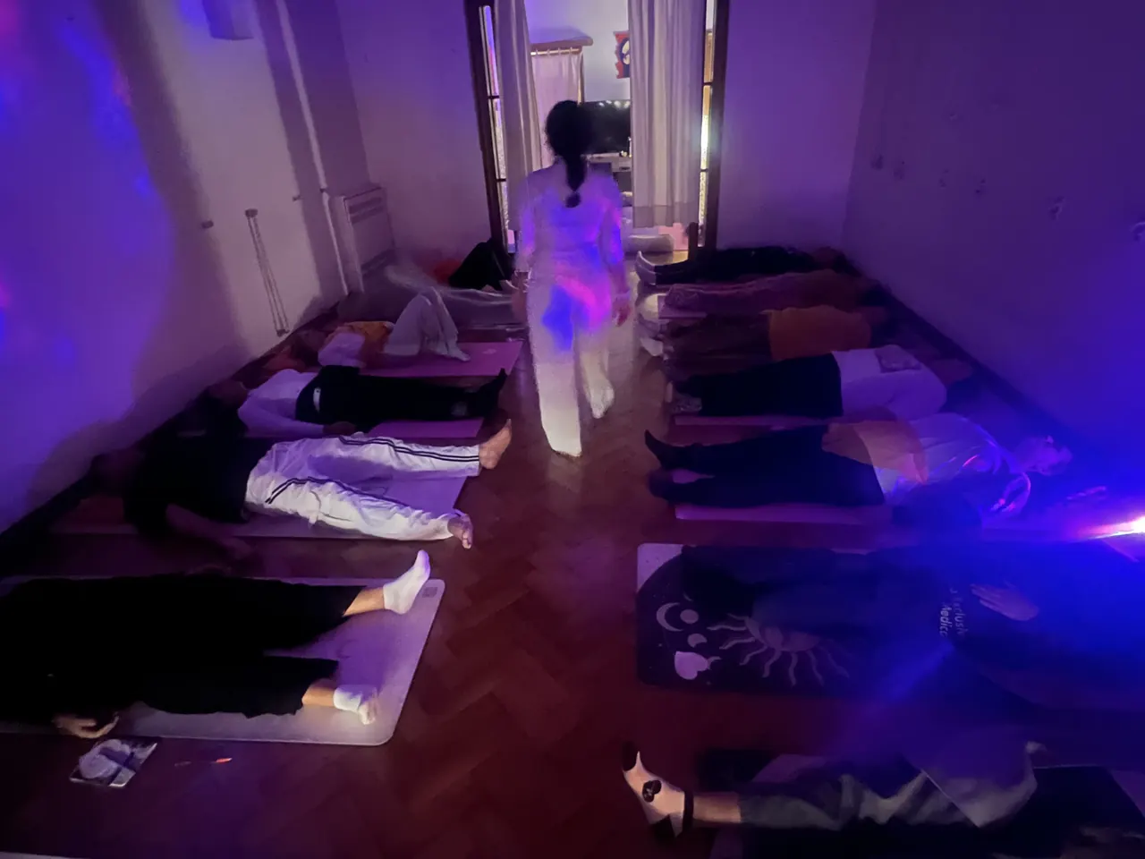 Práctica grupal de yoga en el estudio de Kalyaan